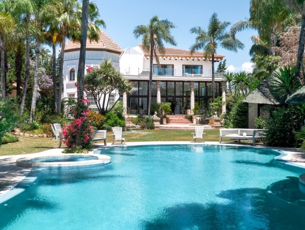 Villa for sale in Nueva Andalucía, Marbella