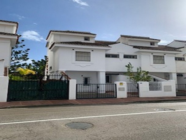 Townhouse for sale in Nueva Andalucía, Marbella
