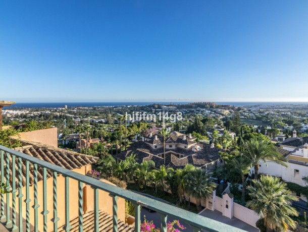 Apartment for sale in Nueva Andalucía, Marbella