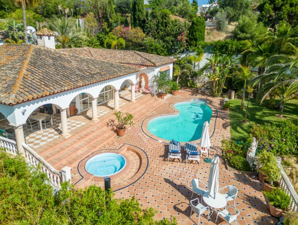 Villa for sale in El Rosario, Marbella