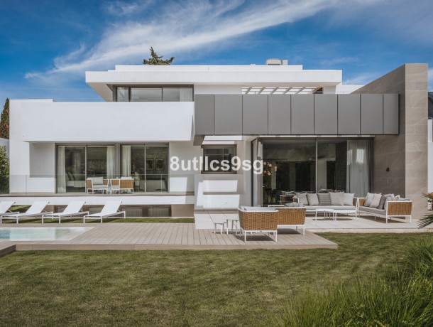 Villa for sale in El Paraiso, Marbella