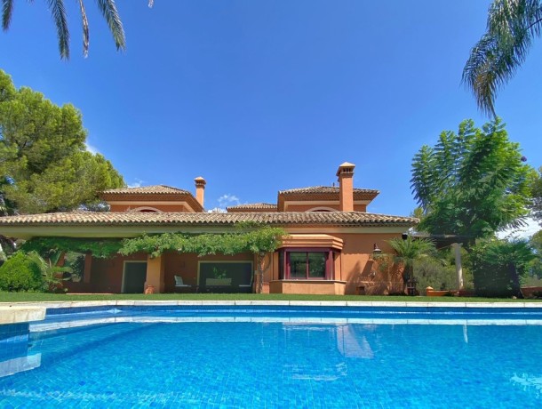 Villa for sale in Sierra Blanca, Marbella