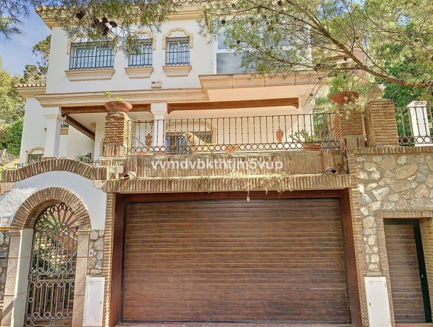 Villa for sale in El Palo, Marbella