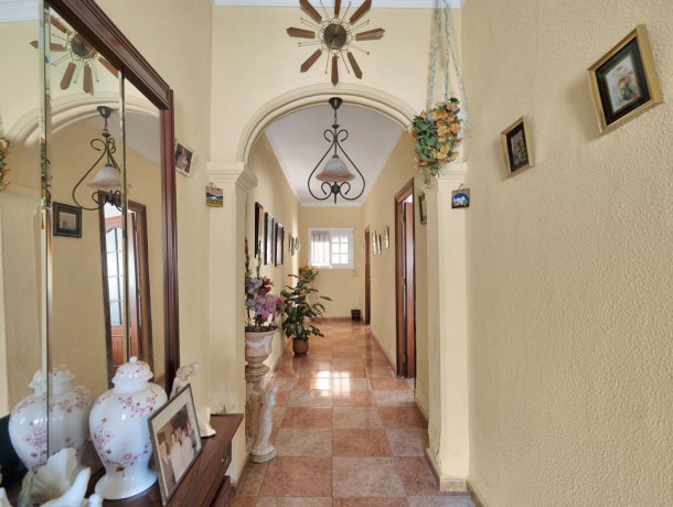 Villa for sale in La Línea, Marbella