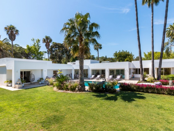 Villa for sale in El Paraiso, Marbella