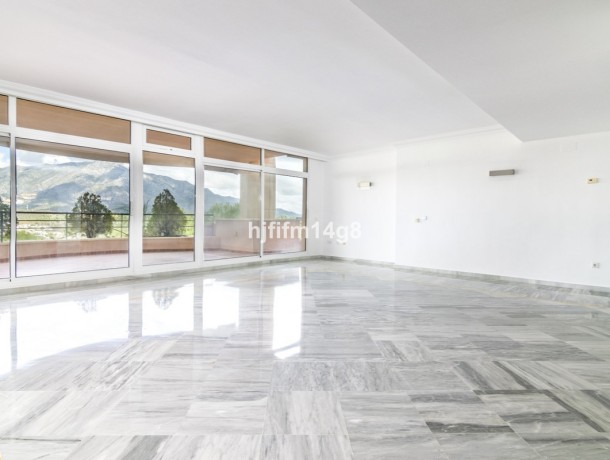 Apartment for sale in Nueva Andalucía, Marbella