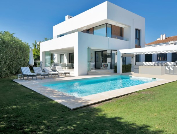 Villa for sale in El Paraiso, Marbella