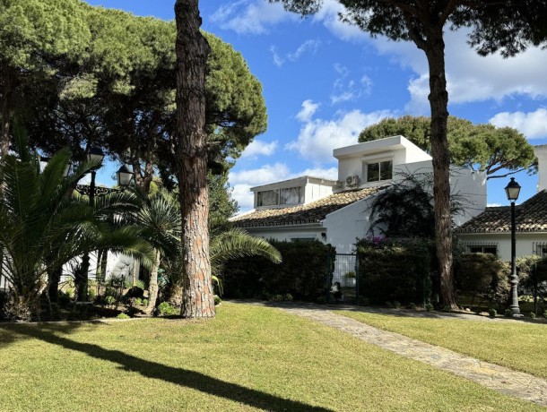 Townhouse for sale in Benamara, Marbella