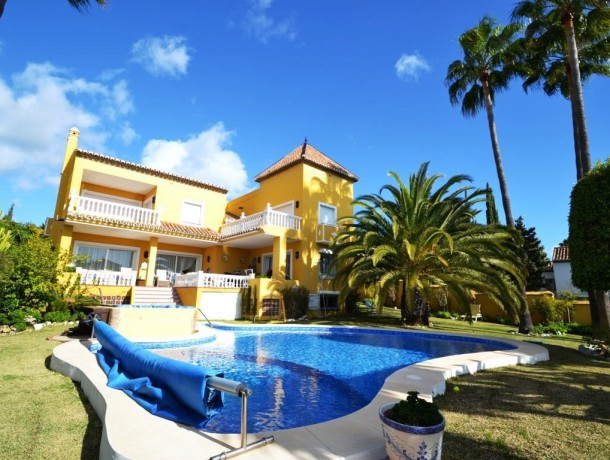 Villa for sale in El Paraiso, Marbella