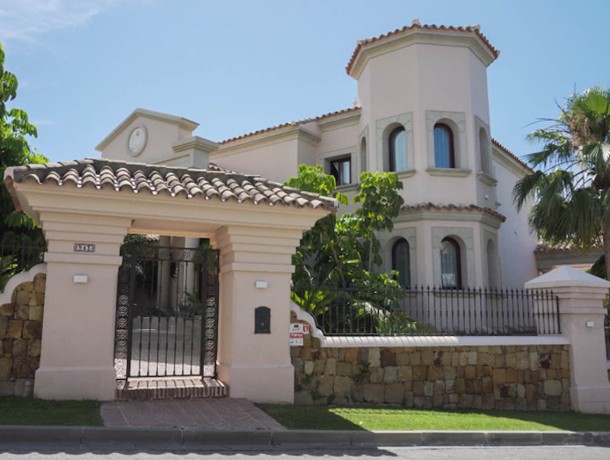 Villa for sale in Los Flamingos, Marbella