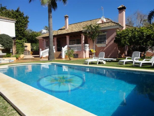 Villa for sale in El Rosario, Marbella