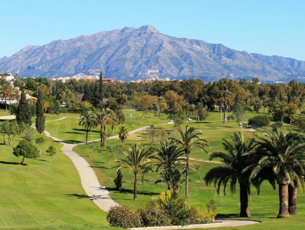 Plot for sale in El Paraiso, Marbella