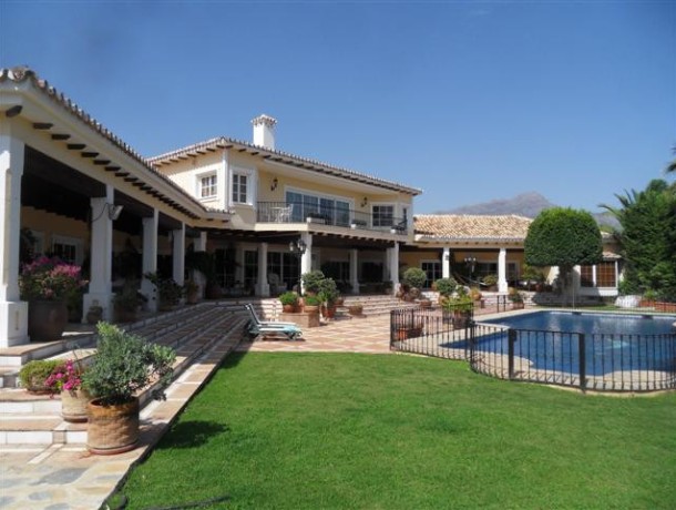 Villa for sale in La Quinta, Marbella