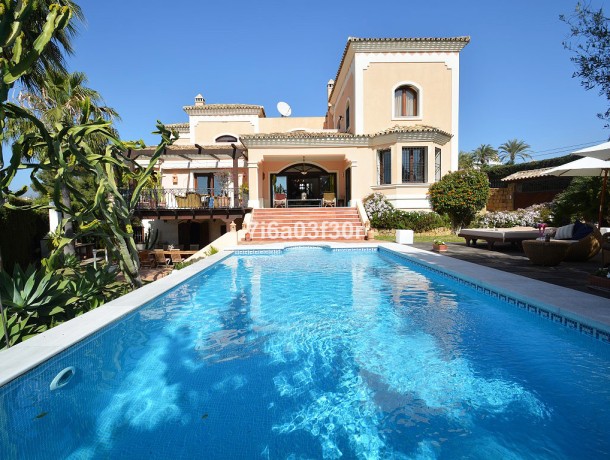 Villa for sale in Nueva Andalucía, Marbella