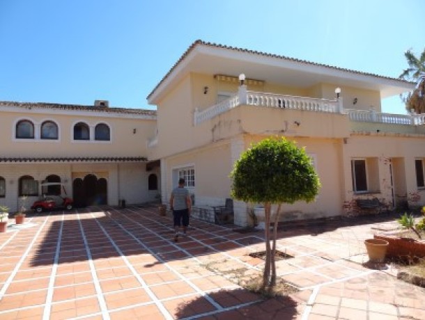 Villa for sale in Atalaya, Marbella