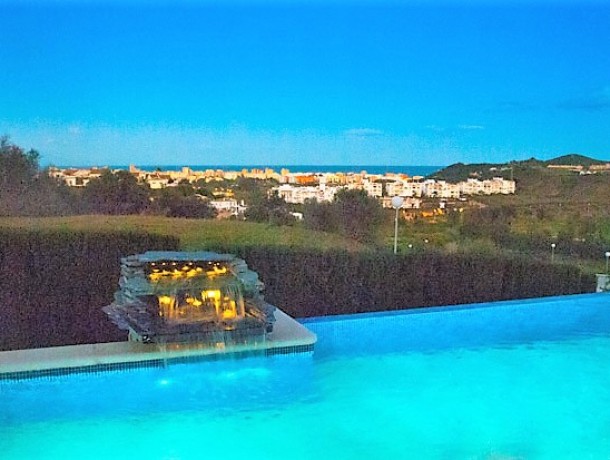 Villa for sale in Cerros del Aguila, Marbella